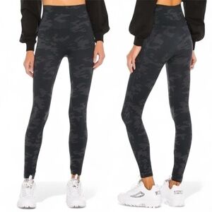 SPANX Look At Me Now Seamless Leggings | Black Camo | Size Large 🖤💪